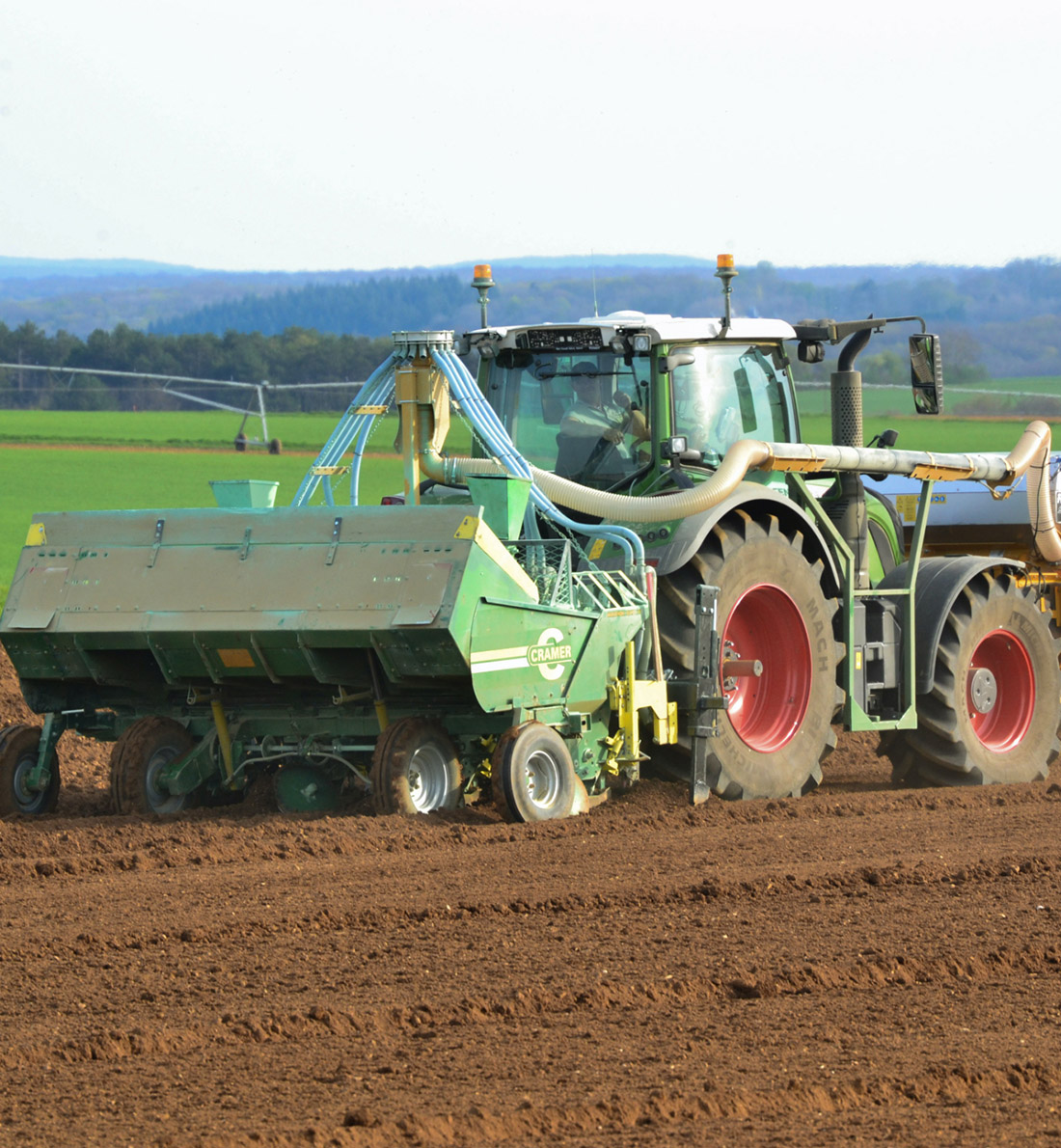 Tracteur dans champs de pommmes de terre L'Armance